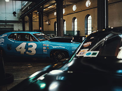 蜂鸟影院折页说明书：先看条件缺几项，再把结论拆两步